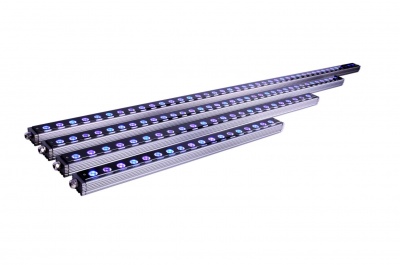 Barras lineares de iluminação LED com estrutura metálica e LEDs azuis e roxos