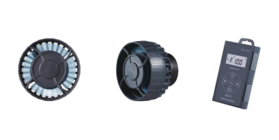 Três dispositivos eletrónicos, dois ventiladores portáteis azuis e pretos e controlador digital preto com ecrã LCD.