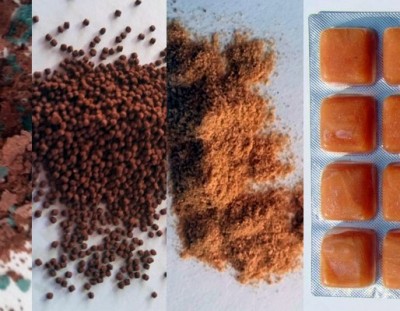 Três tipos de especiarias: grãos castanho-escuros, pó castanho e cubos laranja em embalagem blister