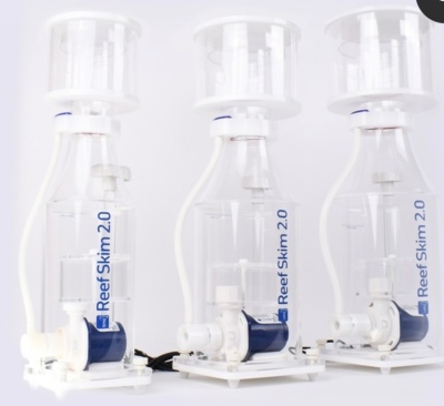 Três skimmers de protein Reef Skim 2.0 transparentes com base branca