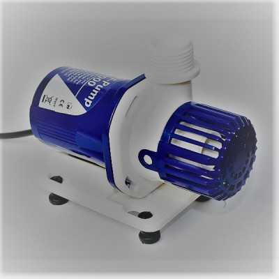 Bomba de água azul e branca em base branca com grelha azul