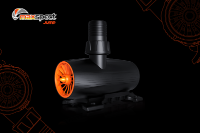 Bomba de água preta e laranja Maxscept Jump sobre fundo preto com detalhes técnicos em laranja
