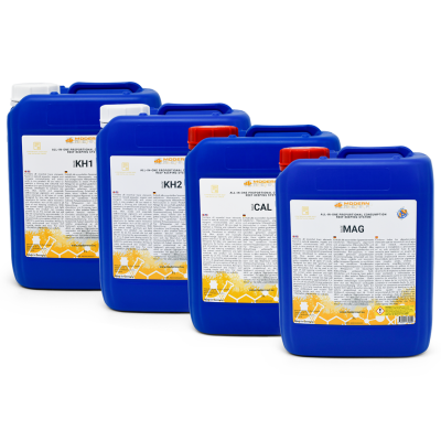 Recipientes plásticos azuis com etiquetas químicas