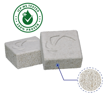 Dois blocos quadrados texturizados brancos com padrão gravado e selo ICP-MS TESTED