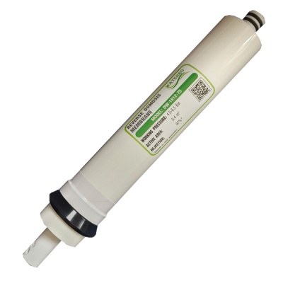 Filtro branco de membrana de osmose reversa com etiqueta verde e texto
