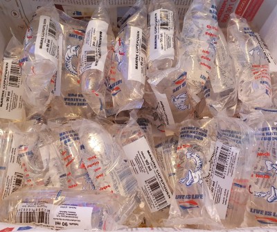 Pacotes transparentes de sacos plásticos para alimentos com texto e etiquetas visíveis