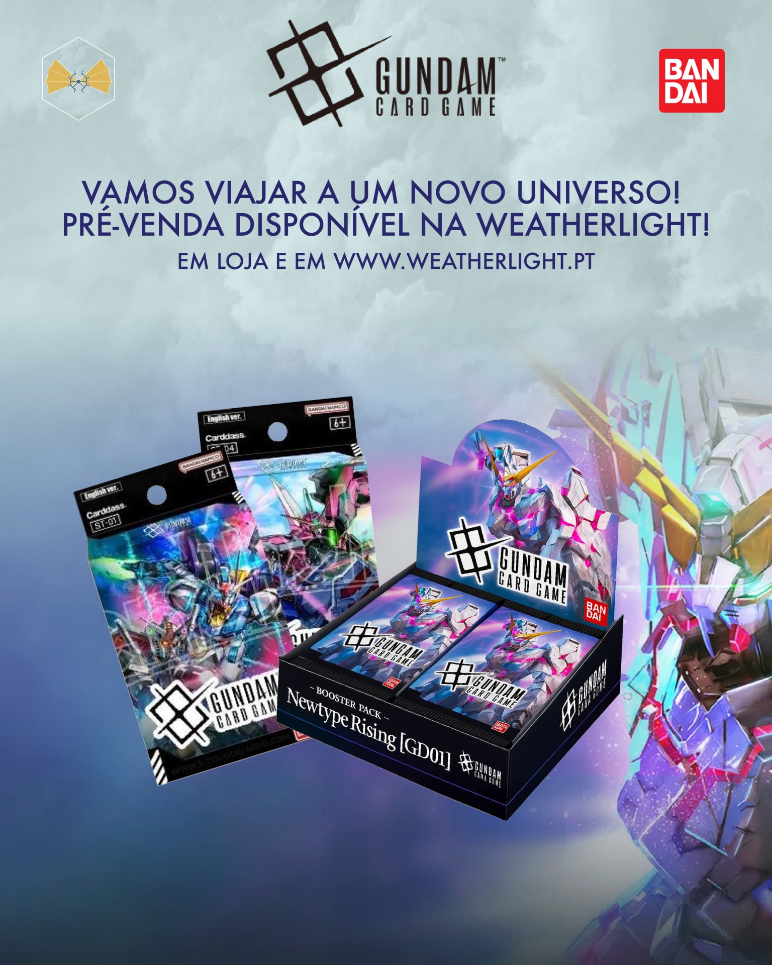 Anúncio do jogo de cartas Gundam Card Game com pacotes e caixa de booster pack