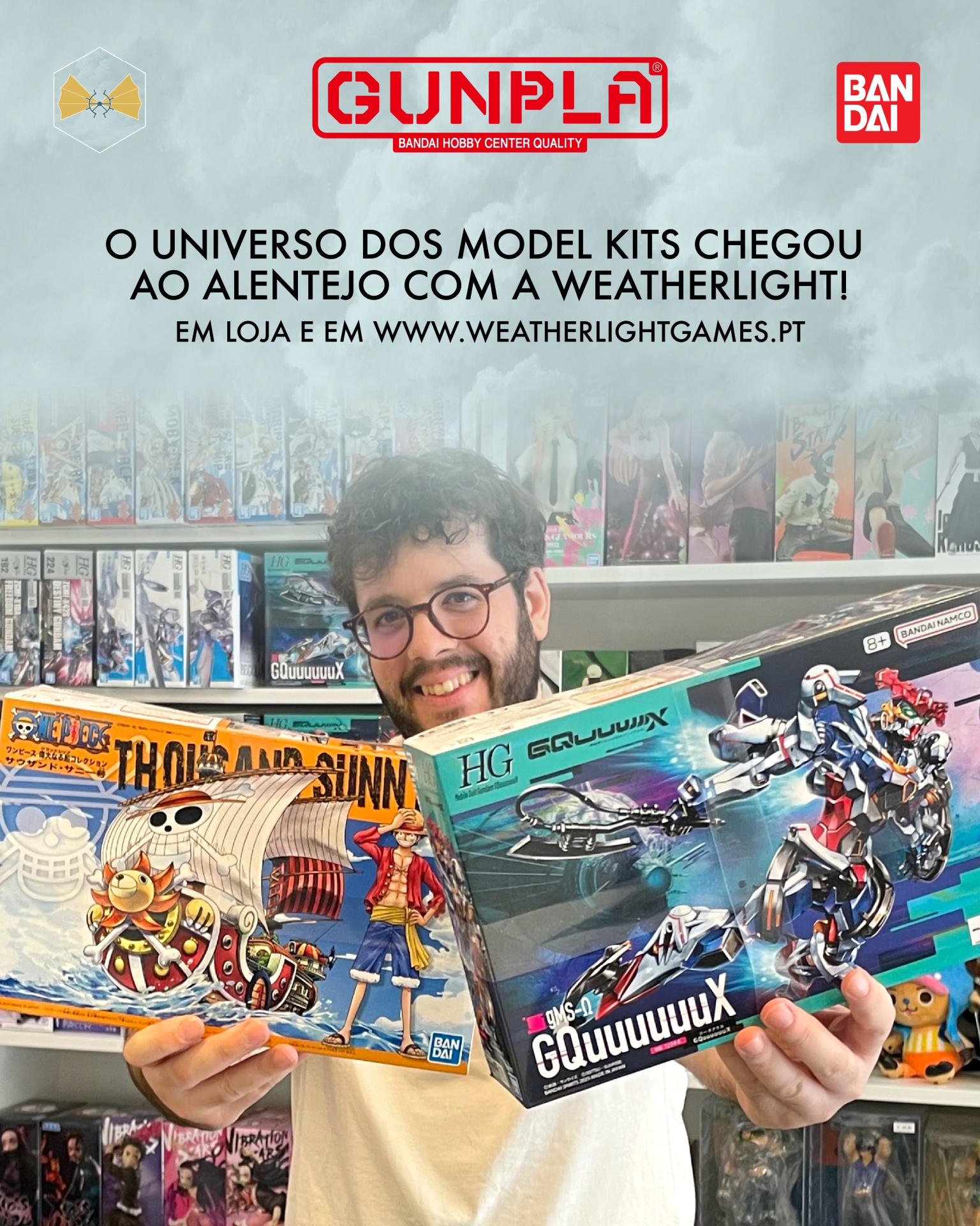 Homem a segurar caixas de model kits Gunpla com prateleiras cheias ao fundo e texto publicitário