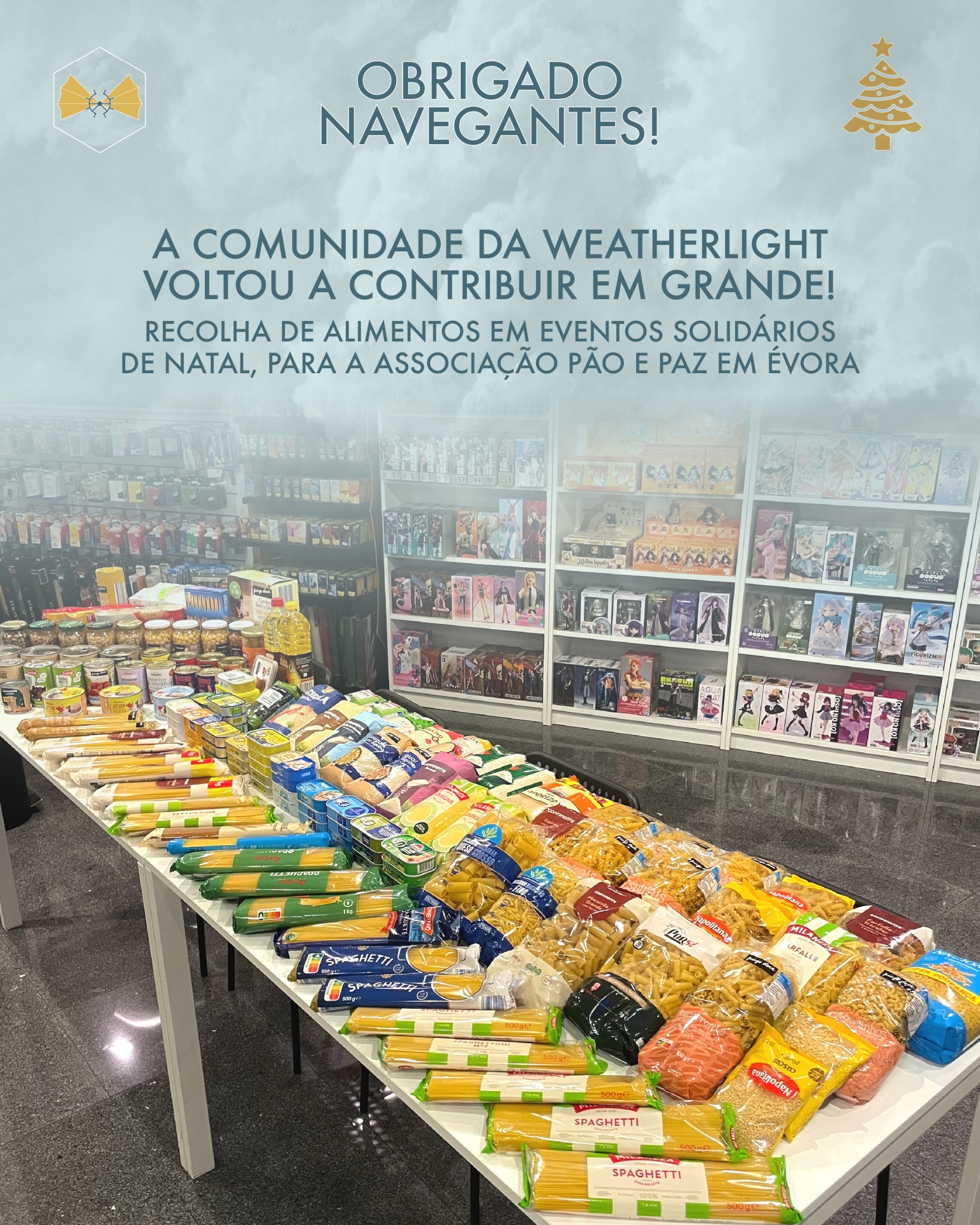 Mesa com alimentos enlatados e embalagens de massa, estantes com figuras no fundo