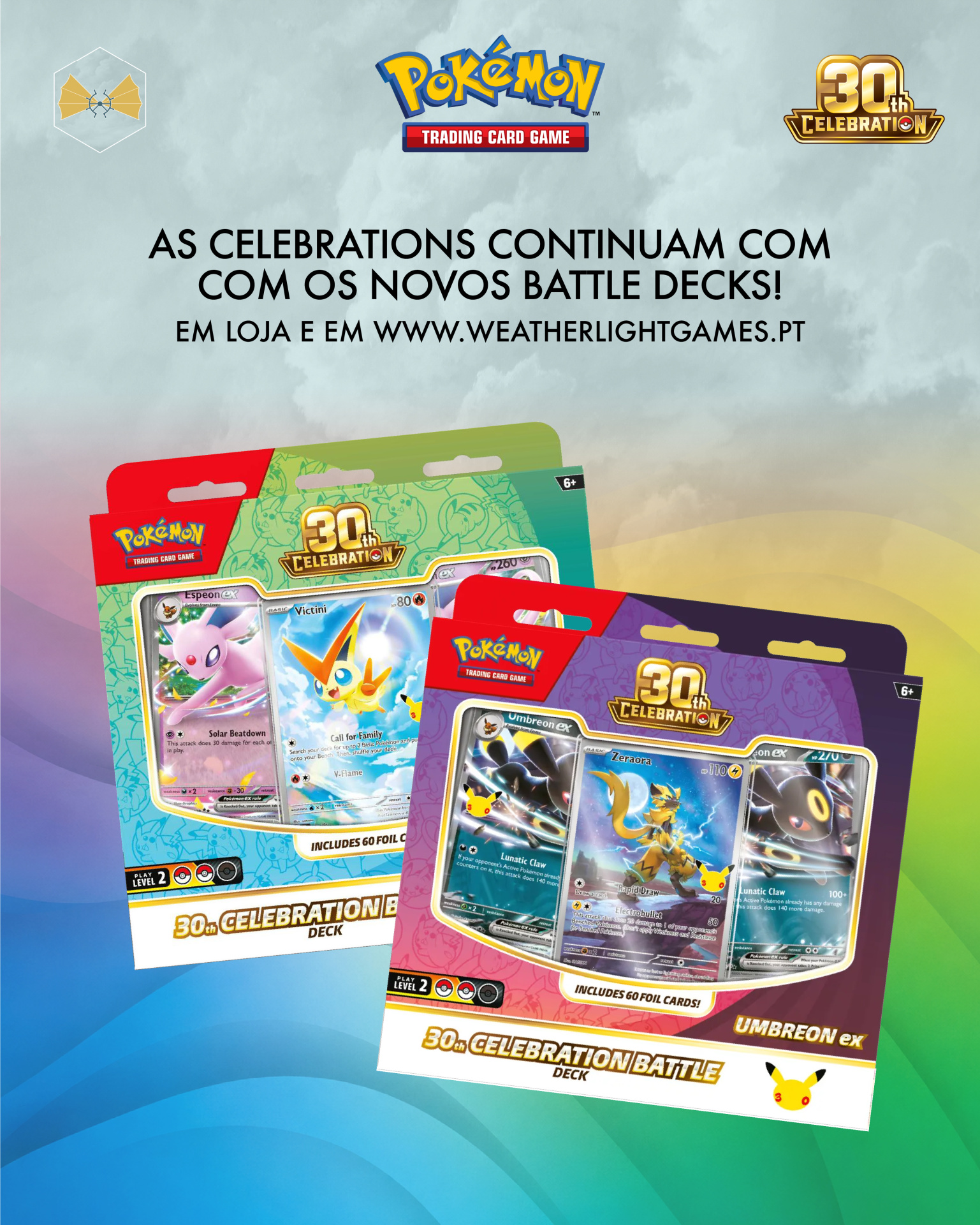 Promoção de Battle Decks Pokémon 30th Celebration com packaging verde e roxo, texto em português e cards visíveis.
