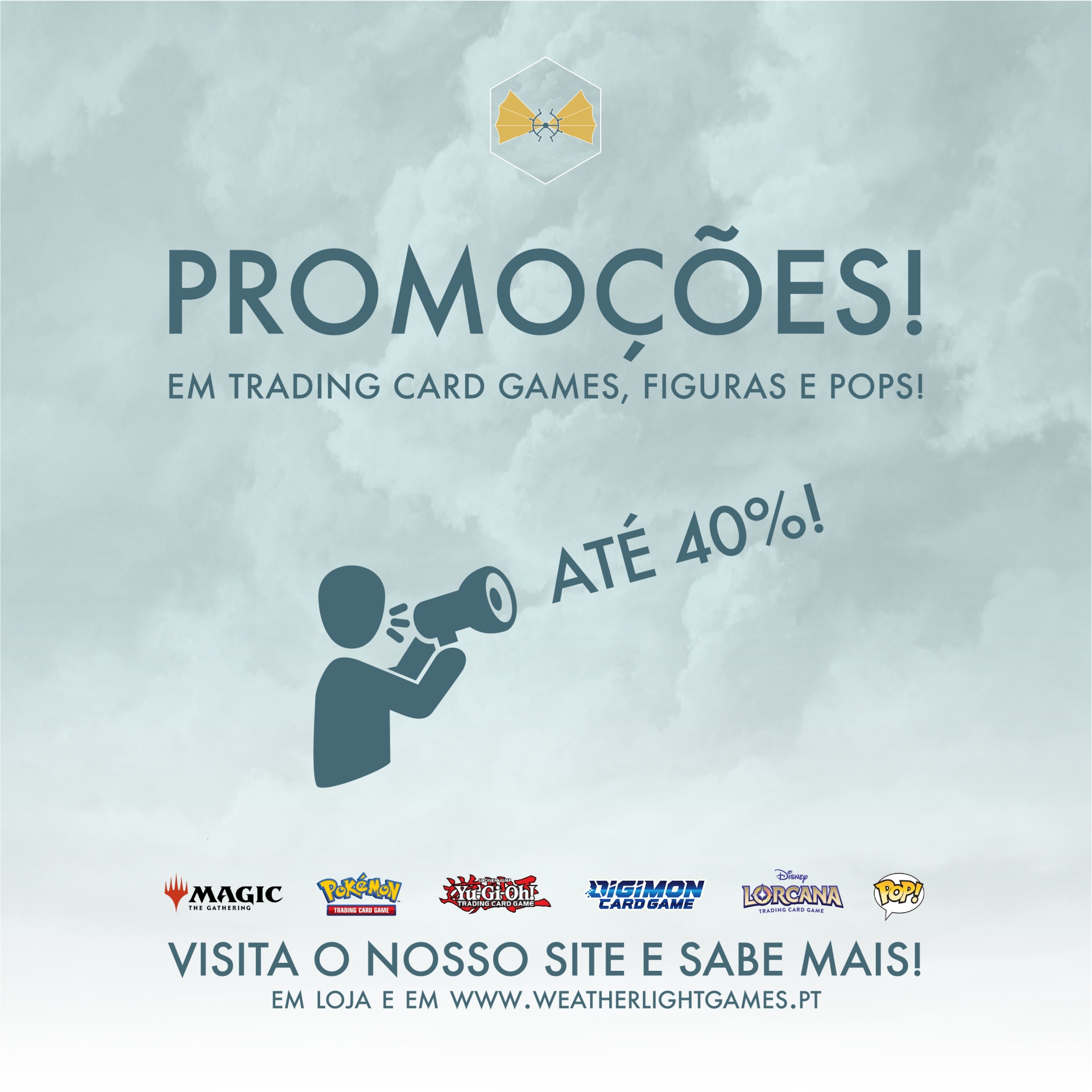 Imagem promocional de trading card games, figuras e pops com texto sobre descontos e site
