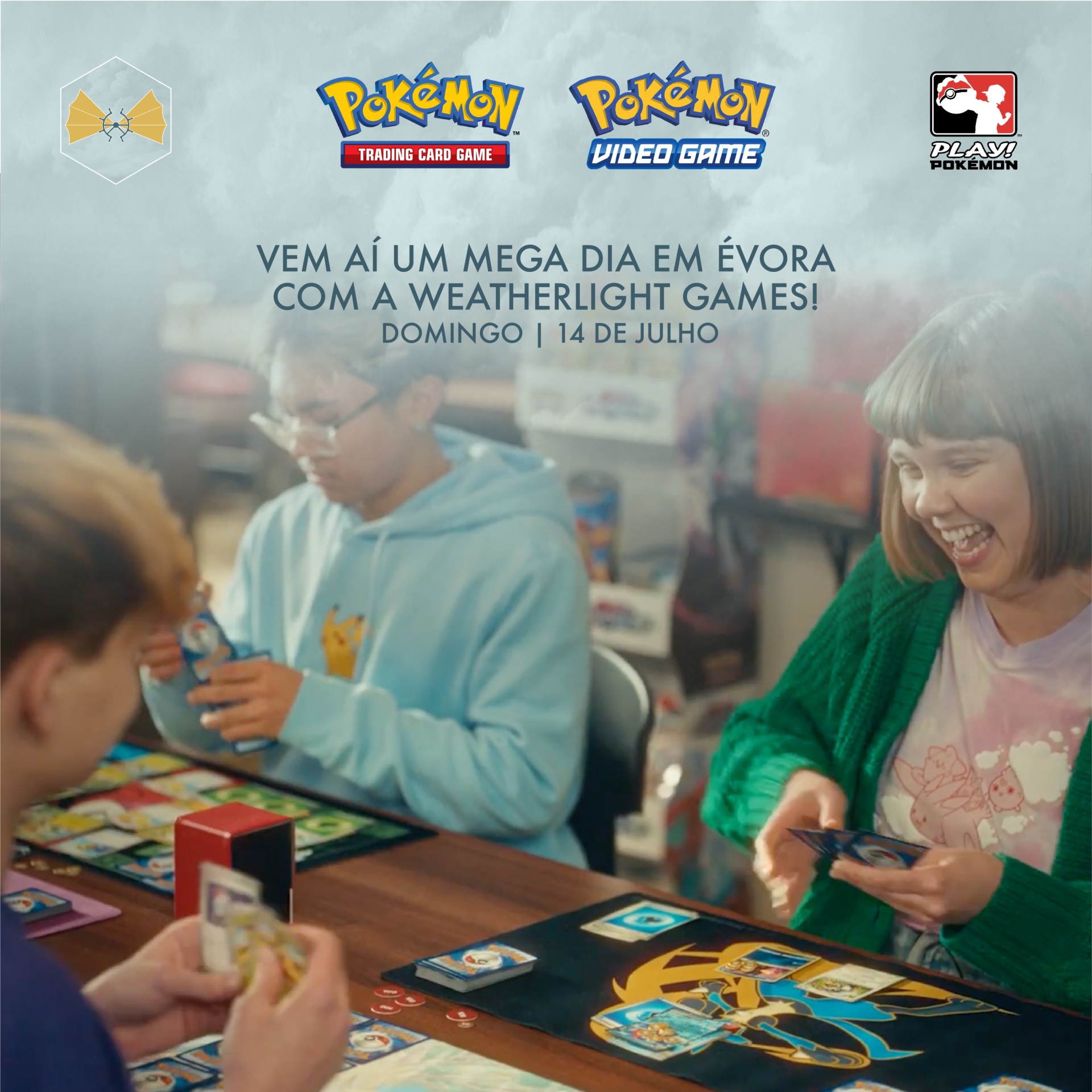 Promoção para evento Pokémon com pessoas jogando cartas sobre mesa e texto do evento em português.