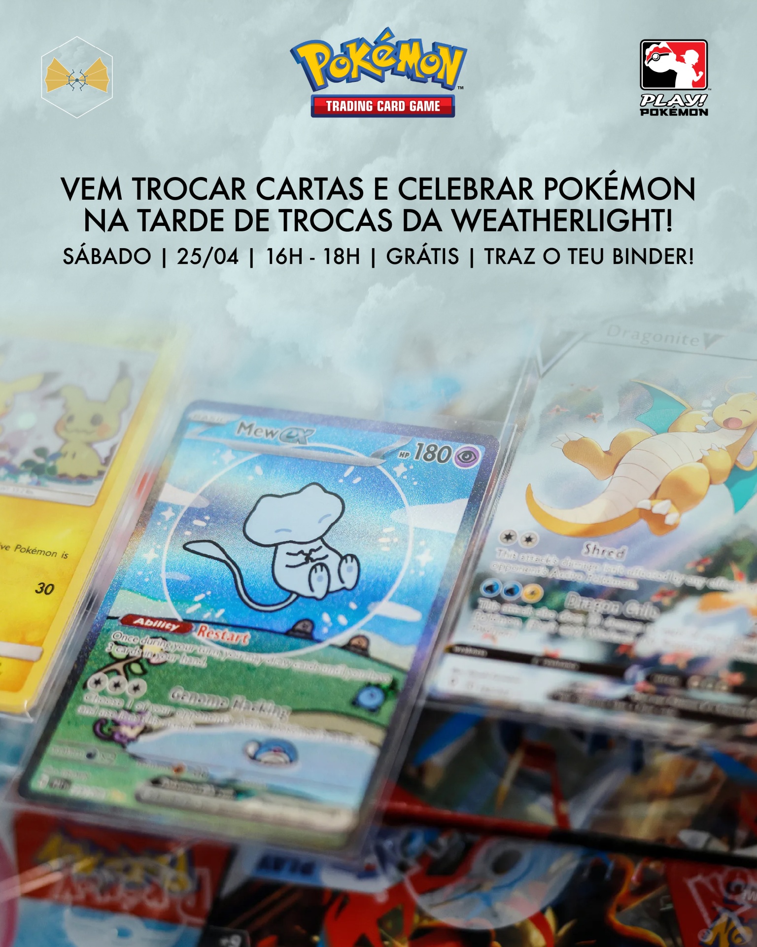 Cartas Pokémon em plástico, texto promocional para evento de troca de cartas Pokémon.