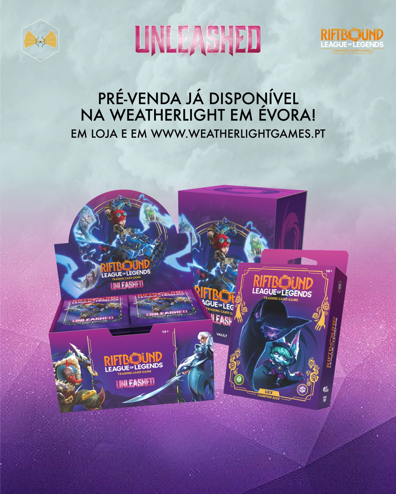 Caixas roxas de jogo de cartas collectible Riftbound League of Legends Unleashed com ilustrações de personagens e texto promocional em fundo roxo e céu nublado.