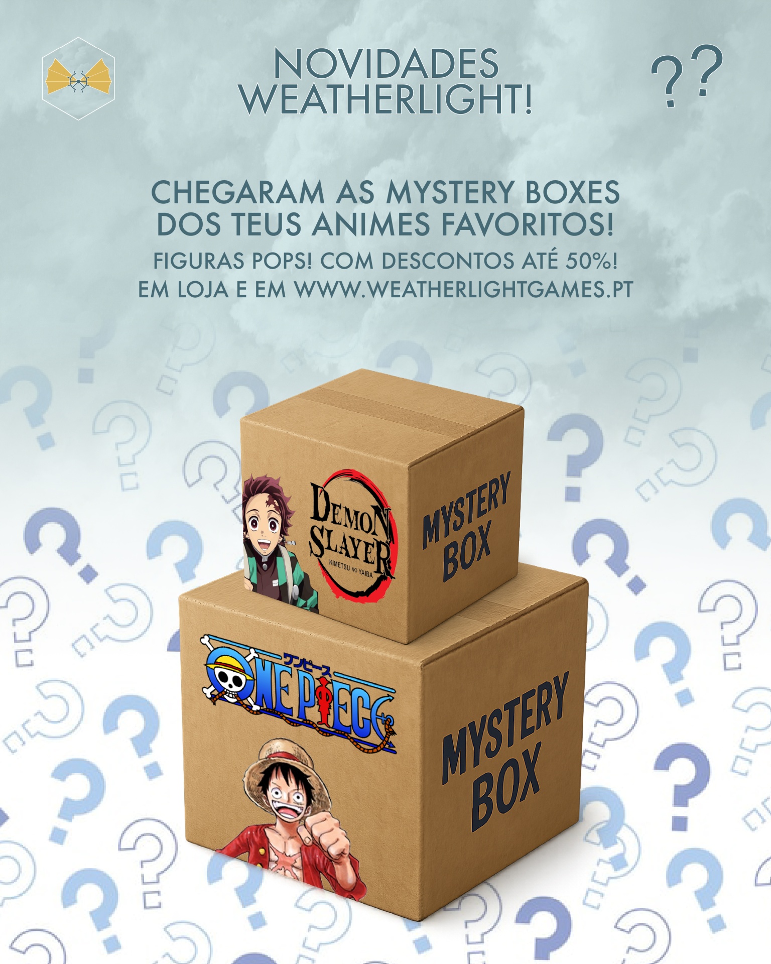 Caixas de cartão com personagens Demon Slayer e One Piece e texto promocional em português.