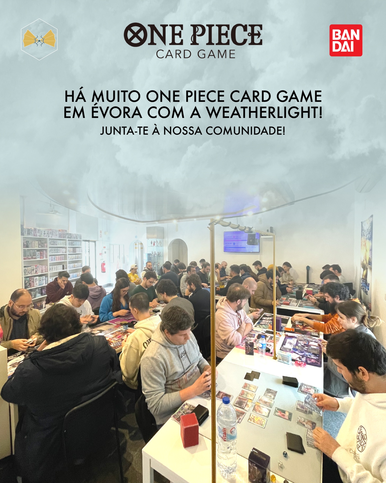 Pessoas a jogar One Piece Card Game em mesas brancas numa sala iluminada.
