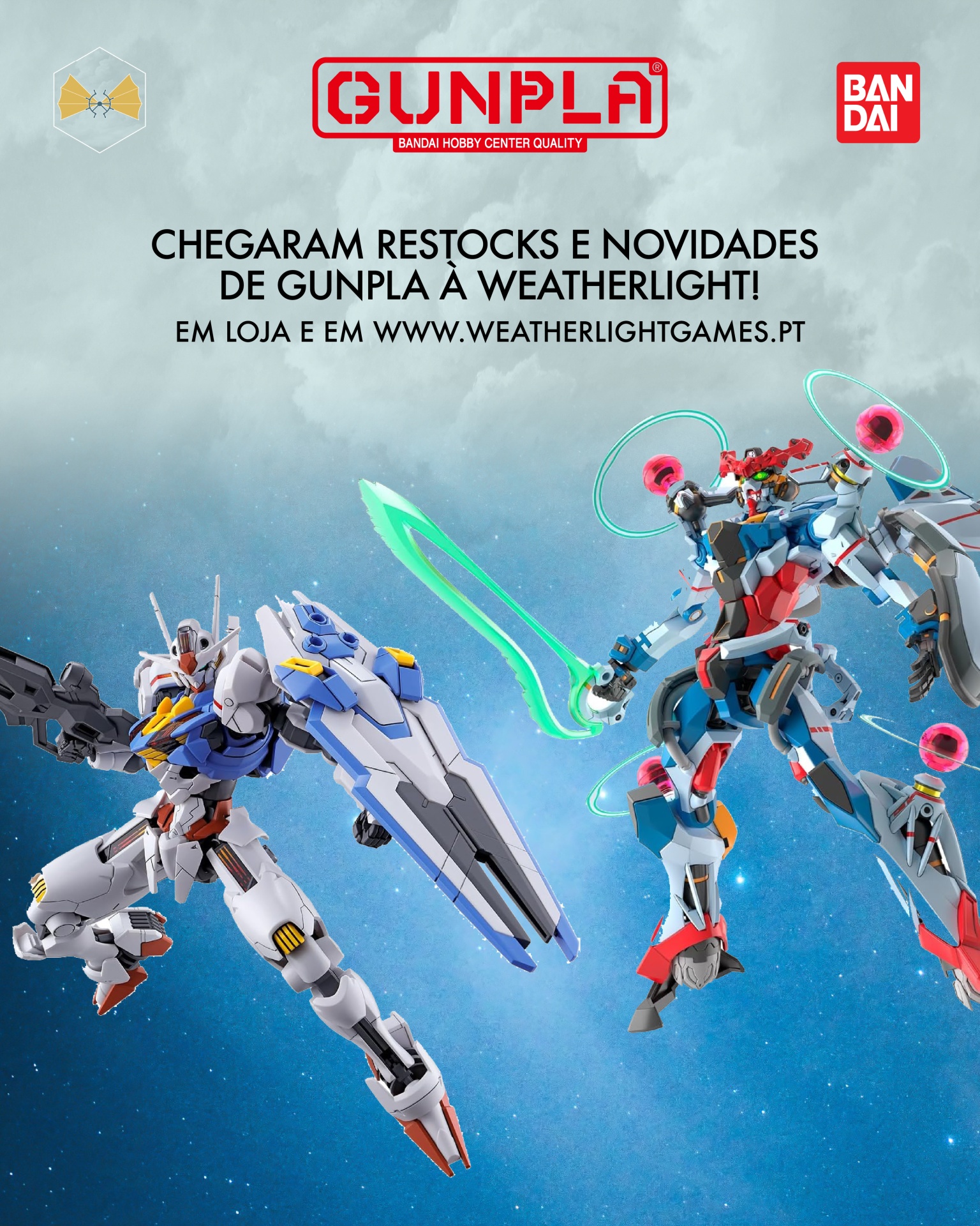 Figuras Gunpla de plástico coloridas no espaço azul com nuvens cinza