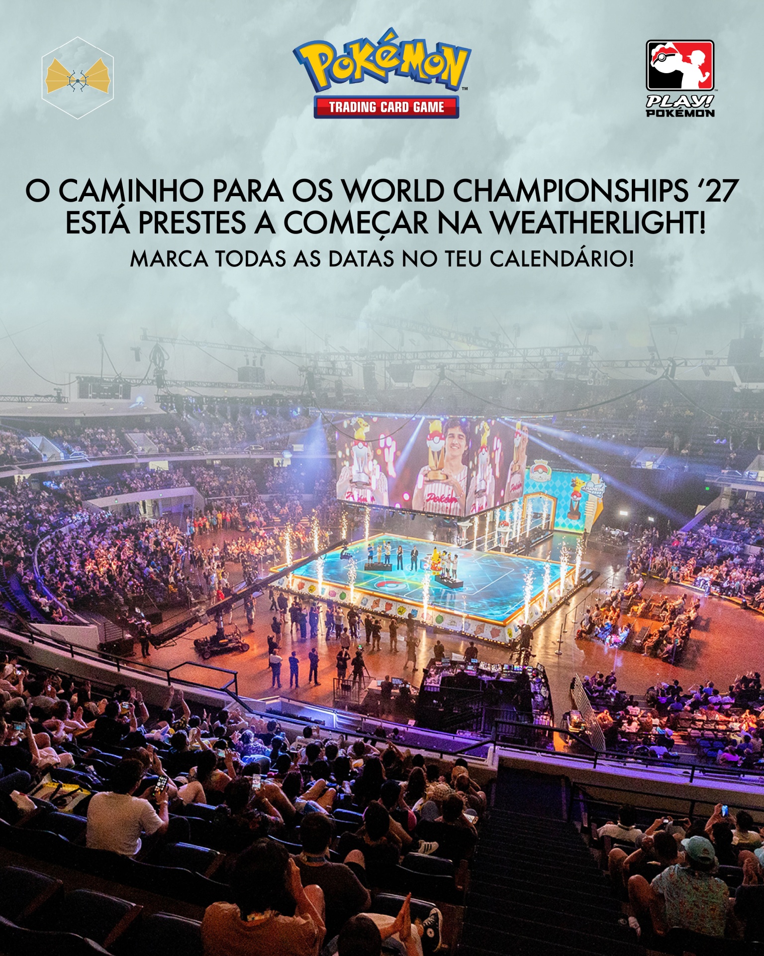 Anfiteatro cheio com palco iluminado e anúncio de Pokémon World Championships 27