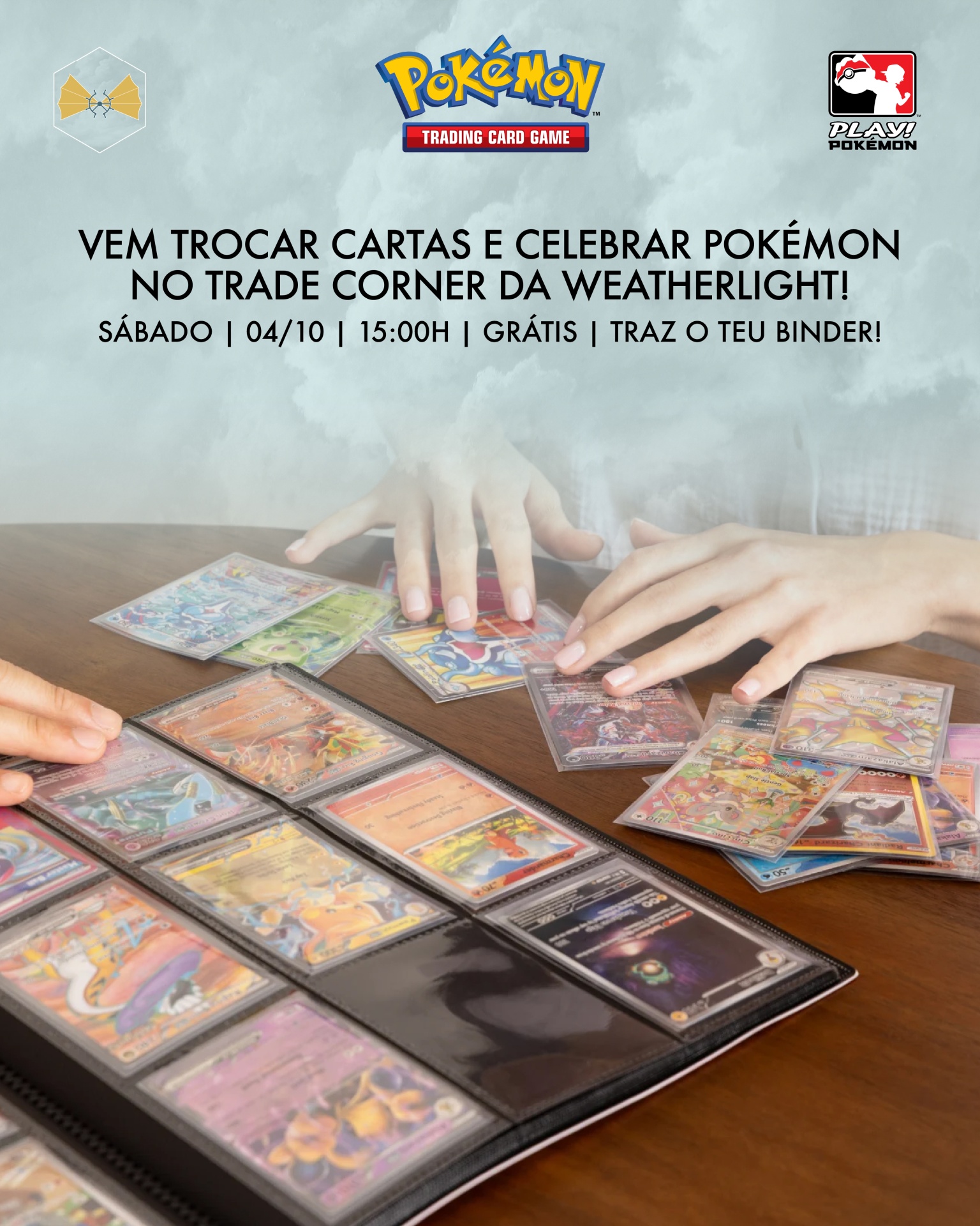 Mãos a manusear cartas Pokémon sobre mesa de madeira com texto promocional de evento de troca de cartas Pokémon.