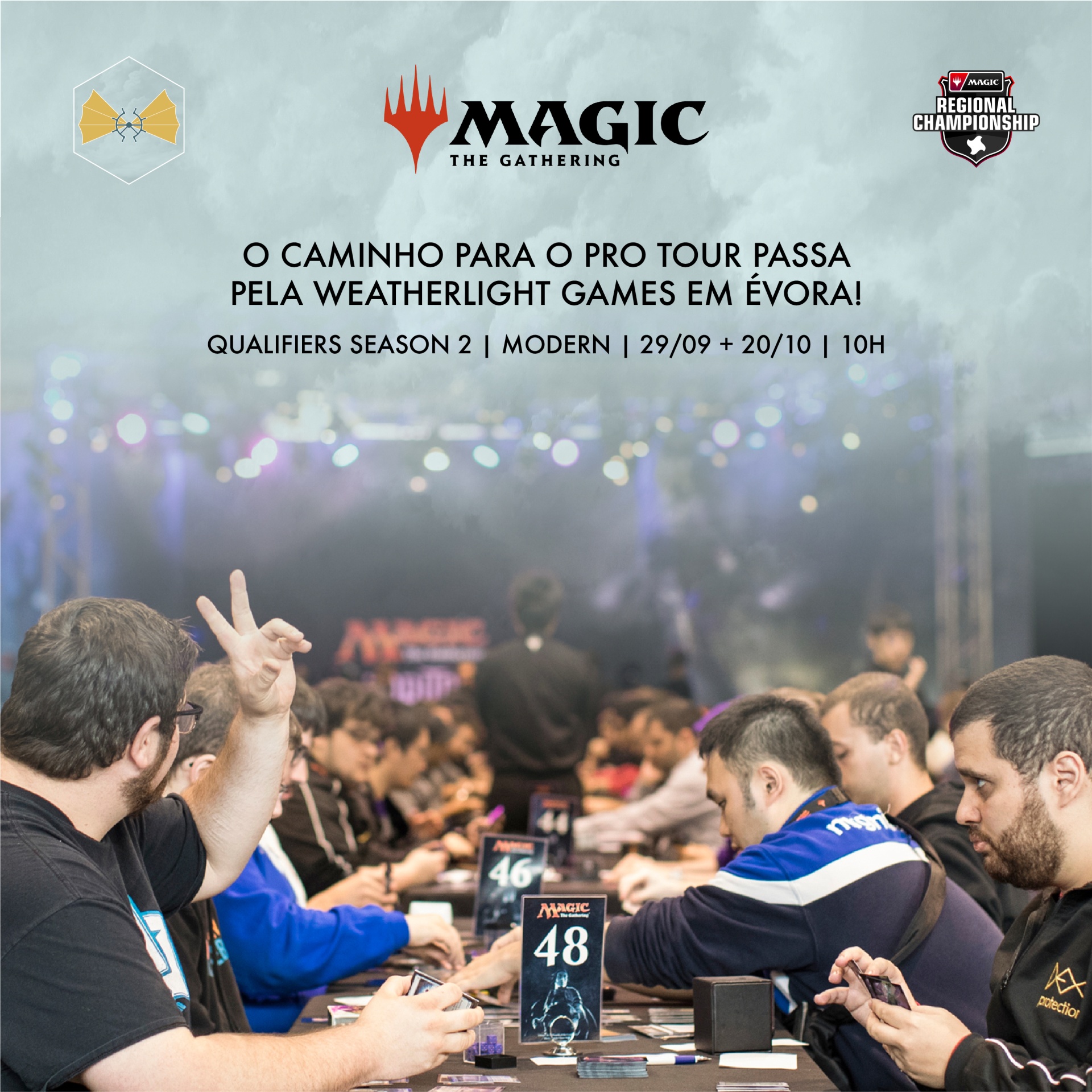Evento de Magic: The Gathering com jogadores à mesa e cartazes de números