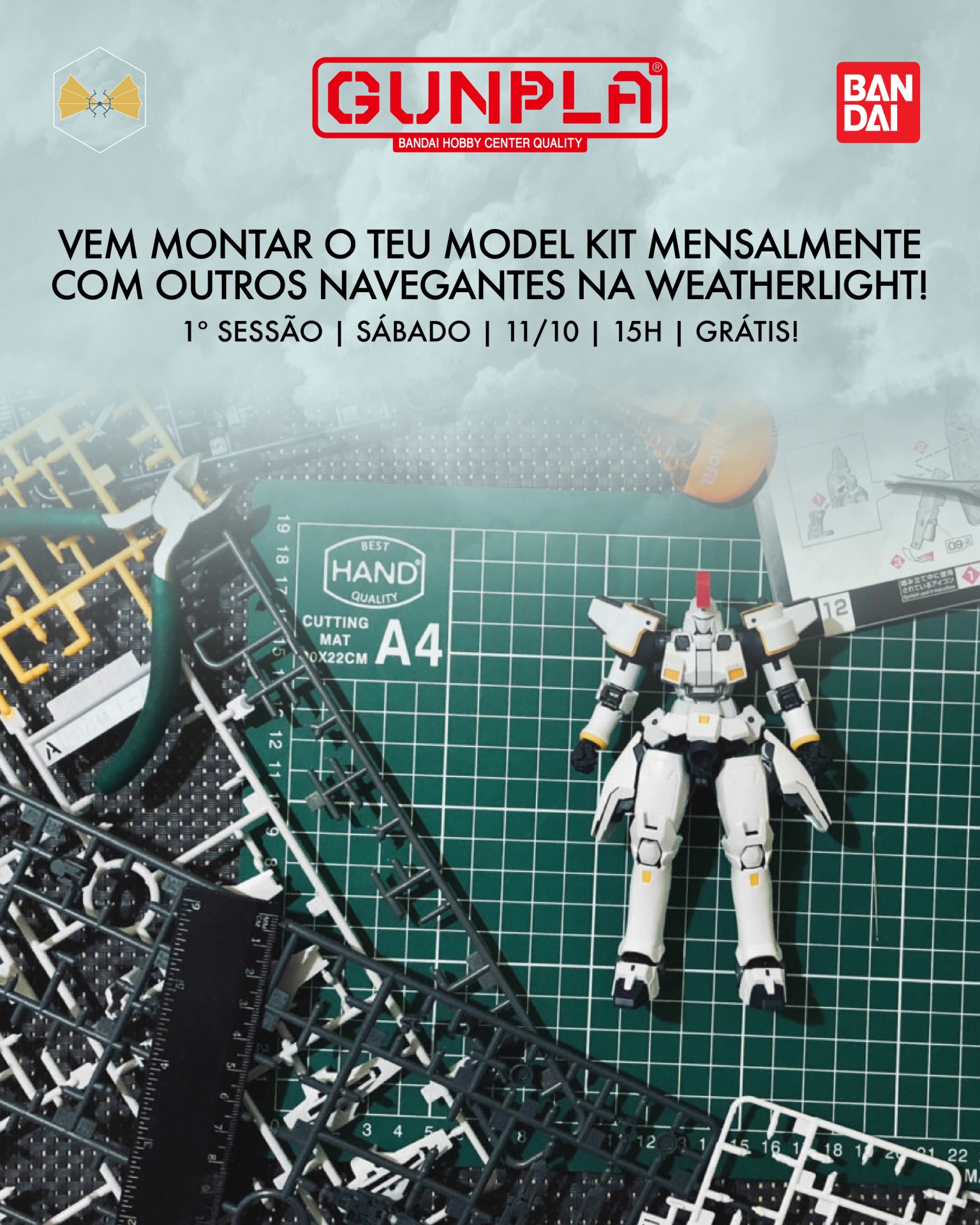 Modelo de robô Gundam branco e preto montado sobre base de corte A4, com peças para montar, pinça e instruções ao fundo, com texto em português promocional