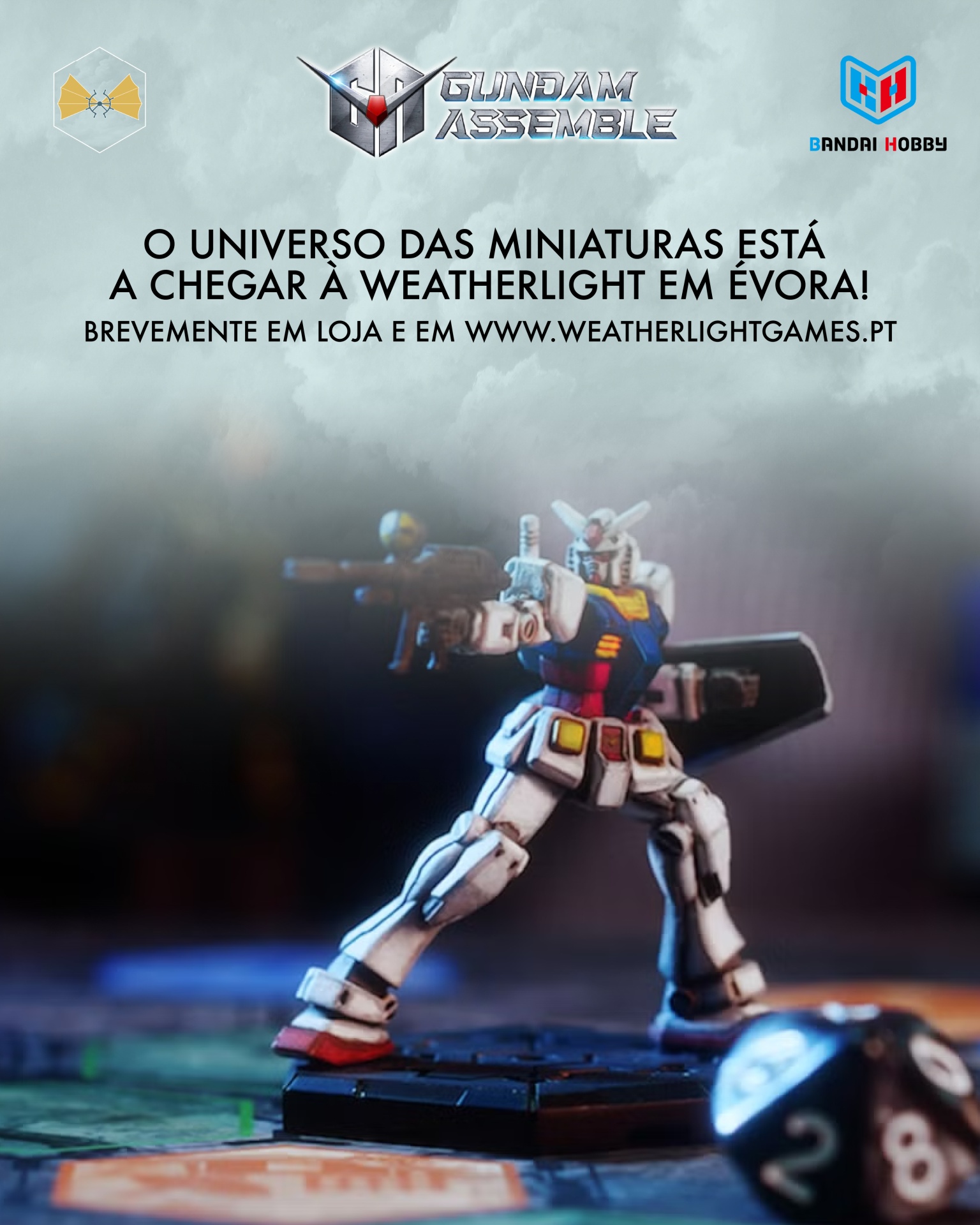Figura de ação Gundam colorida em tabuleiro de jogo com dados e texto promocional em português.