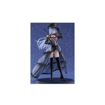 Figura colecionável feminina com roupas elegantes em fundo azul.