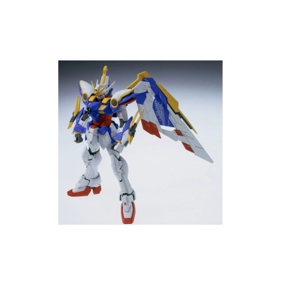 Figura Gundam branca, azul, vermelha e amarela com grandes asas em fundo cinza