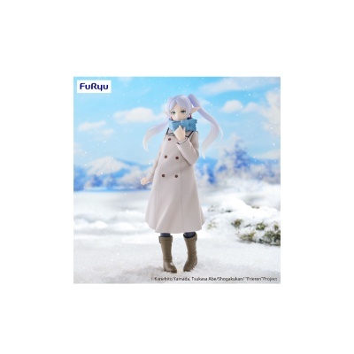 Figura de personagem anime com casaco bege e cachecol azul em cenário nevado