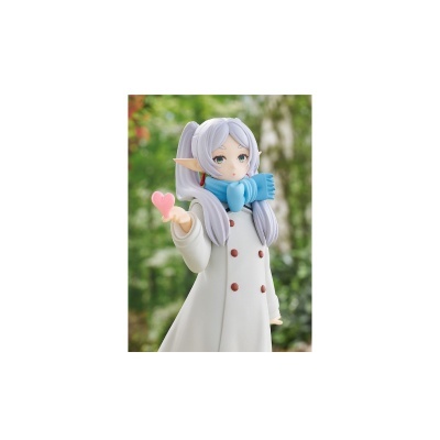Figura colecionável de personagem animada com cabelo cinza claro e casaco branco