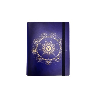 Caderno azul escuro com elástico e ilustração dourada de bússola