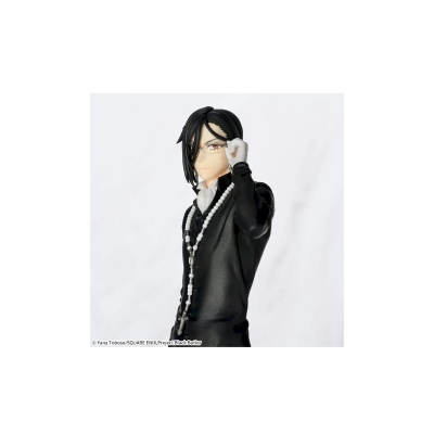 Figura anime com roupa preta, óculos e colar de contas brancas em fundo branco