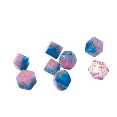 Dados poliédricos coloridos em azul, roxo e rosa com números dourados