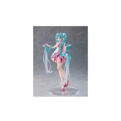 Figura colecionável com cabelo azul e vestido rosa em base transparente