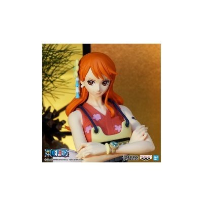 Figura colecionável da personagem Nami do anime One Piece com vestido rosa e cabelo laranja