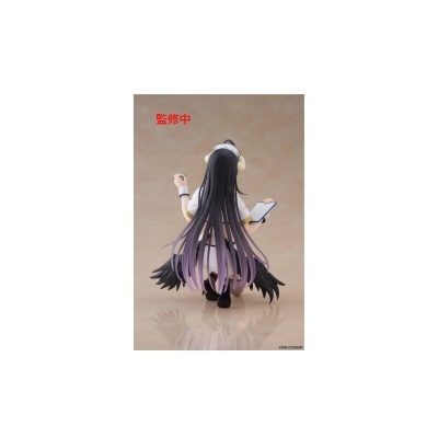 Figura colecionável de personagem anime de costas com uniforme branco e cabelo preto e roxo.