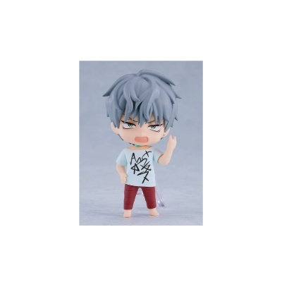 Figura anime com cabelo cinza e t-shirt branca com padrão preto.