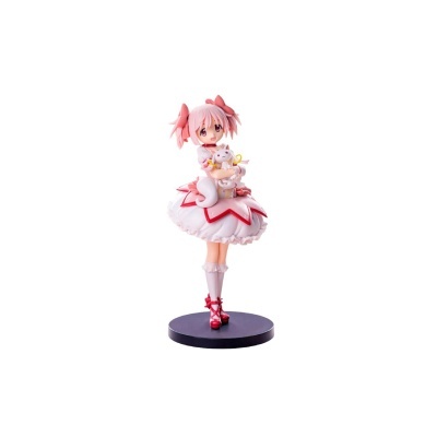 Estatueta de personagem anime com cabelo rosa e vestido branco e rosa segurando um boneco branco