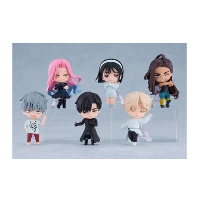 Seis bonecos de estilo chibi em diversas roupas e cores de cabelo, expostos numa plataforma transparente.