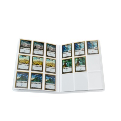 Livro aberto com cartas de jogo coloridas em folhas plásticas