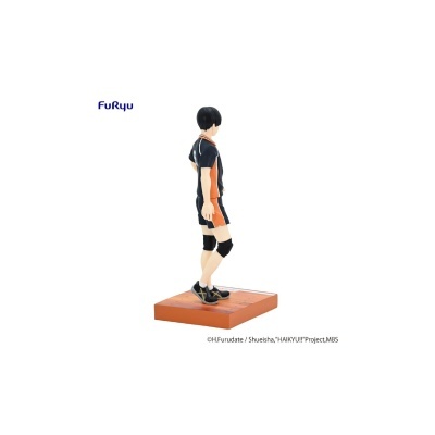 Figura de ação de FuRyu vestindo roupa desportiva preta e laranja