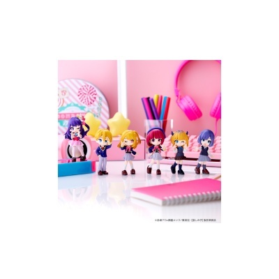 Figuras anime colecionáveis em ambiente rosa com auscultadores e material escolar