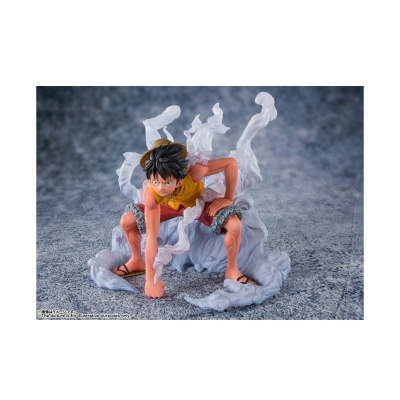 Figura colecionável personagem masculino com chapéu de palha e efeito branco translúcido ao redor