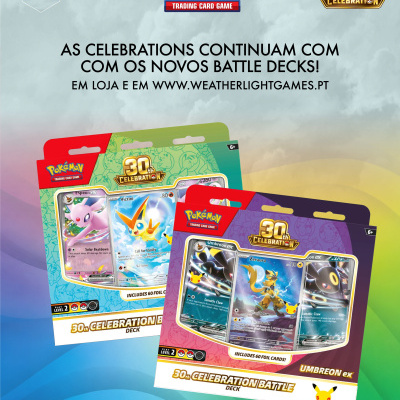 Promoção de Battle Decks Pokémon 30th Celebration com packaging verde e roxo, texto em português e cards visíveis.