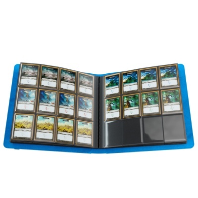 Álbum azul aberto com cartas de jogo colecionáveis organizadas em páginas plásticas