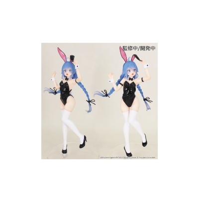 Duas figuras femininas com cabelo azul e fatos de coelha preto e branco