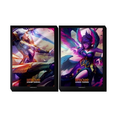 Dois posters fantasia com personagens femininas, armadura dourada, cabelo branco, asas azuis e roxas e texto RIFTBOUND LEAGUE OF LEGENDS