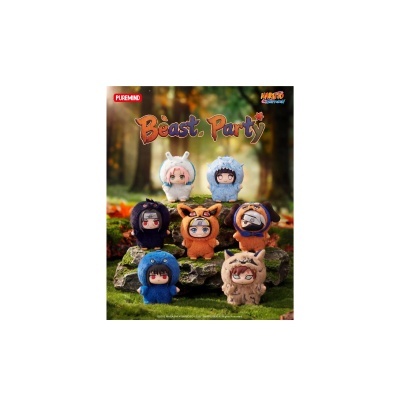 Sete bonecos plush de Naruto Shippuden em disfarces de animais sobre musgo