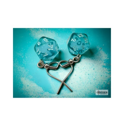 Brincos com dados azuis transparentes e fechos de metal em forma de coração
