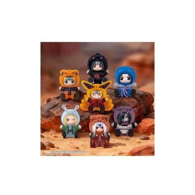 Set de oito bonecos de peluche coloridos e vestidos com roupas variadas sentados em rochedo.